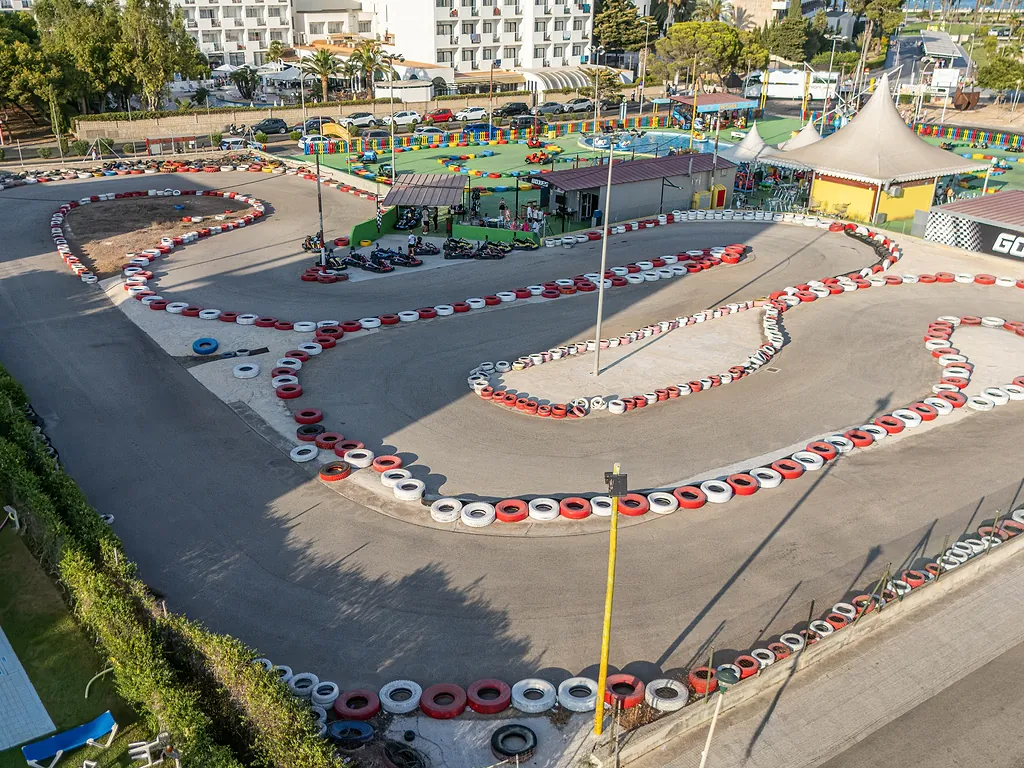 Pista de kàrting de Go Kart Cala Millor amb els karts alineats a la sortida